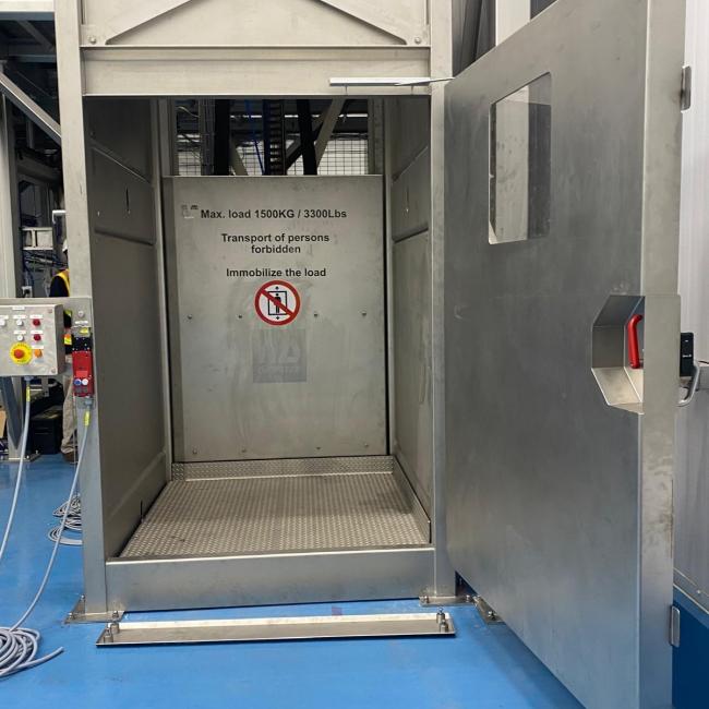 Dinnissen introduces its own stainless steel lift for pallets, IBCs, and FIBCs